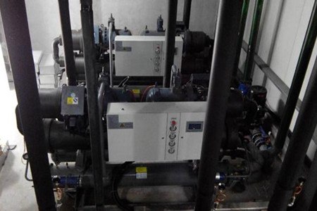 為什么水冷螺桿式冷水機(jī)組中會有污垢沉積？