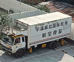 公司售服對(duì)機(jī)場(chǎng)中央廚房系統(tǒng)冷卻用冷水機(jī)進(jìn)行回訪，發(fā)現(xiàn)風(fēng)險(xiǎn)，解決問(wèn)題